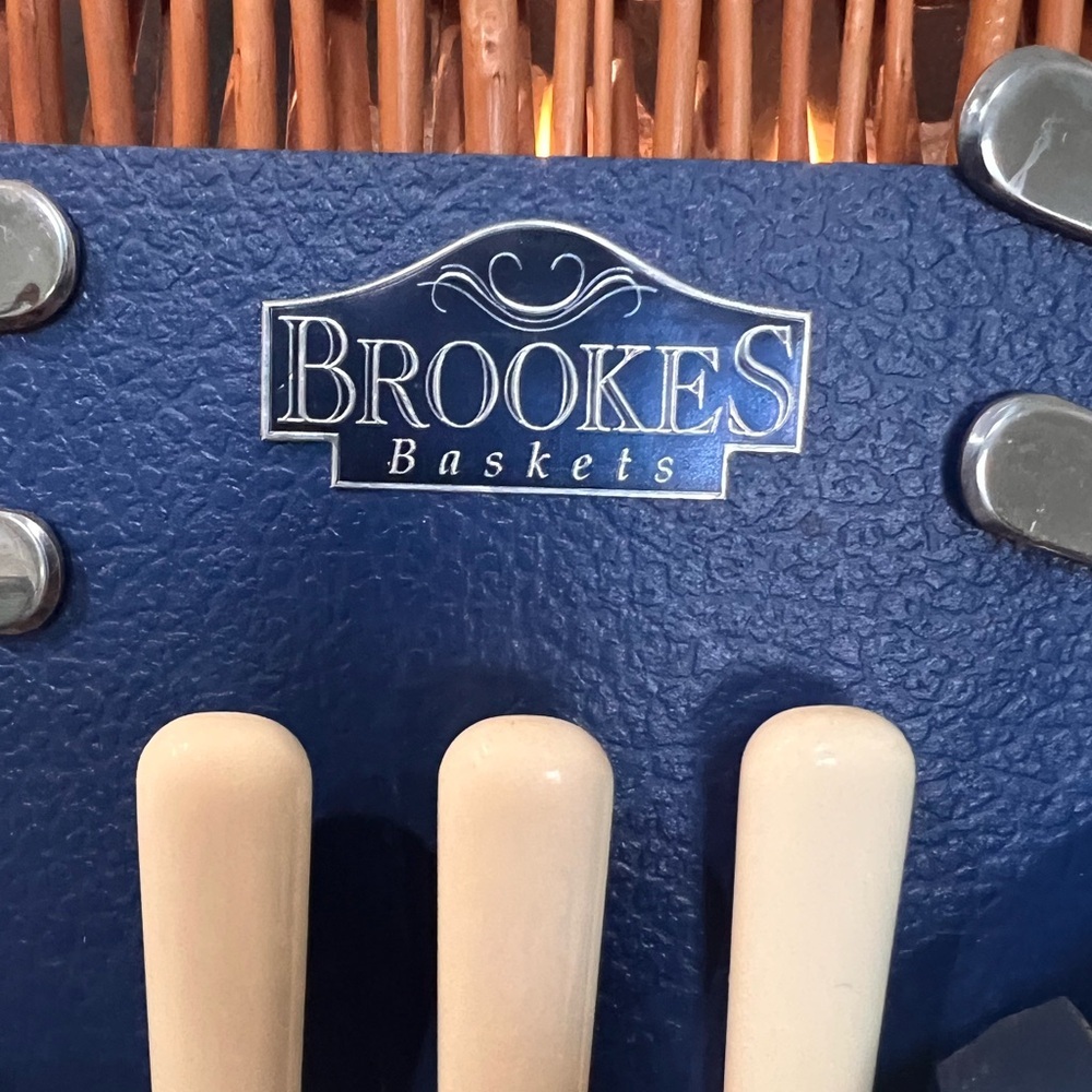 Brookes Baskets Vintage Wicker Picnic Basket-Made in England Set of 4 Plates etc - Picture 9 of 13